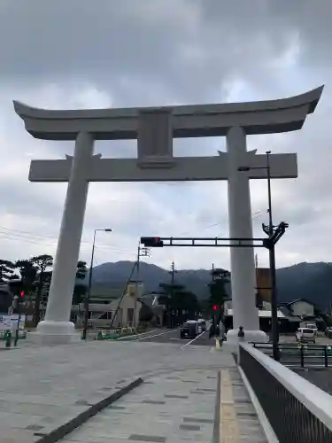 出雲大社の{uncategorized: "未分類", other: "その他", undefined: "問題あり", building: "その他建物", grave: "お墓", sacred_gate: "鳥居", guardian: "狛犬", statue: "像", buddha: "仏像", history: "歴史", nature: "自然", garden: "庭園", animal: "動物", pagoda: "塔", temizu: "手水舎", mountain_gate: "山門・神門", sanctuary: "本殿・本堂", subordinate: "末社・摂社", art: "芸術", scenery: "景色", jizo: "地蔵", ema: "絵馬", goshuin: "御朱印", omikuji: "おみくじ", items: "授与品その他", amulet: "お守り", goshuincho: "御朱印帳", eats: "食事", festival: "お祭り", votive_dance: "神楽", shichigosan: "七五三参", wedding: "結婚式", experience: "体験その他", initially: "初詣", around: "周辺", anti_infection: "感染症対策"}