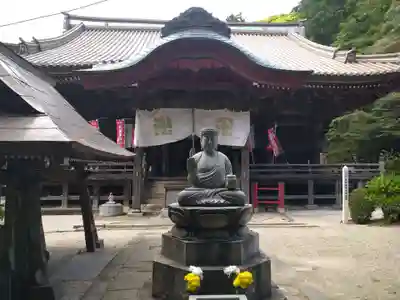 椎尾山薬王院の本殿・本堂