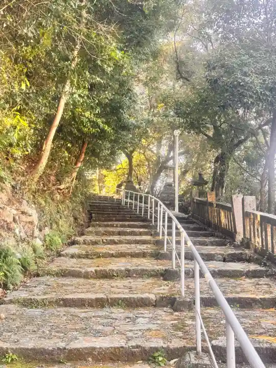 高知県護国神社の{uncategorized: "未分類", other: "その他", undefined: "問題あり", building: "その他建物", grave: "お墓", sacred_gate: "鳥居", guardian: "狛犬", statue: "像", buddha: "仏像", history: "歴史", nature: "自然", garden: "庭園", animal: "動物", pagoda: "塔", temizu: "手水舎", mountain_gate: "山門・神門", sanctuary: "本殿・本堂", subordinate: "末社・摂社", art: "芸術", scenery: "景色", jizo: "地蔵", ema: "絵馬", goshuin: "御朱印", omikuji: "おみくじ", items: "授与品その他", amulet: "お守り", goshuincho: "御朱印帳", eats: "食事", festival: "お祭り", votive_dance: "神楽", shichigosan: "七五三参", wedding: "結婚式", experience: "体験その他", initially: "初詣", around: "周辺", anti_infection: "感染症対策"}