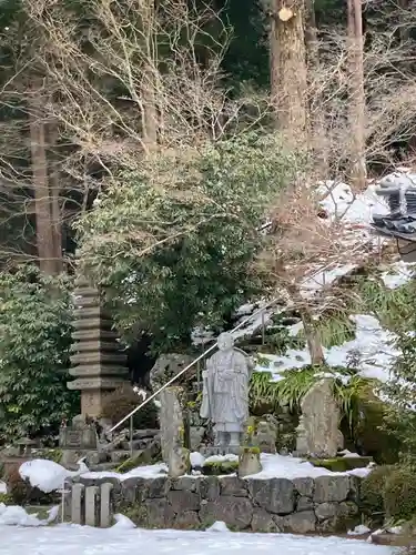 西林寺の像