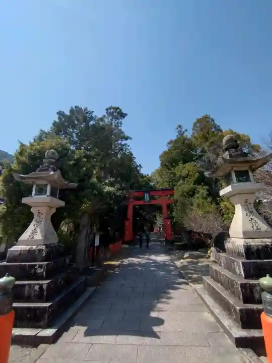 熊野速玉大社の{uncategorized: "未分類", other: "その他", undefined: "問題あり", building: "その他建物", grave: "お墓", sacred_gate: "鳥居", guardian: "狛犬", statue: "像", buddha: "仏像", history: "歴史", nature: "自然", garden: "庭園", animal: "動物", pagoda: "塔", temizu: "手水舎", mountain_gate: "山門・神門", sanctuary: "本殿・本堂", subordinate: "末社・摂社", art: "芸術", scenery: "景色", jizo: "地蔵", ema: "絵馬", goshuin: "御朱印", omikuji: "おみくじ", items: "授与品その他", amulet: "お守り", goshuincho: "御朱印帳", eats: "食事", festival: "お祭り", votive_dance: "神楽", shichigosan: "七五三参", wedding: "結婚式", experience: "体験その他", initially: "初詣", around: "周辺", anti_infection: "感染症対策"}