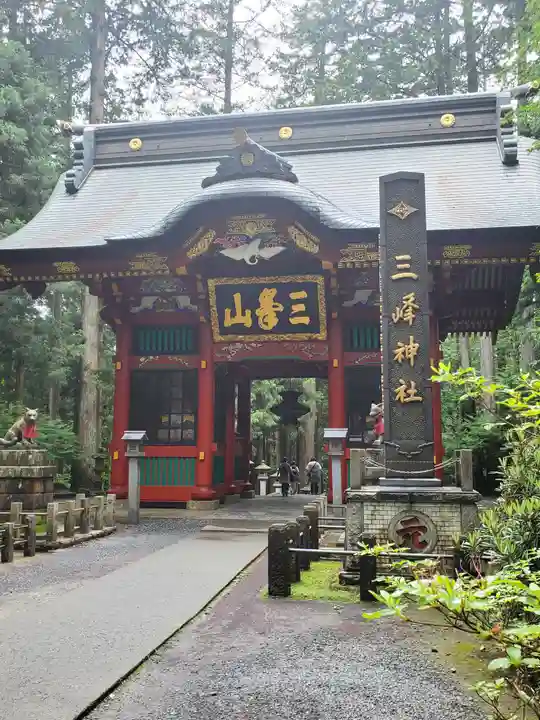 三峯神社の山門・神門