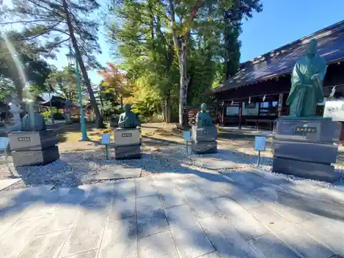 象山神社の像