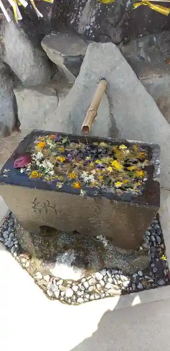 差出磯大嶽山神社 仕事と健康と厄よけの神さまの手水舎