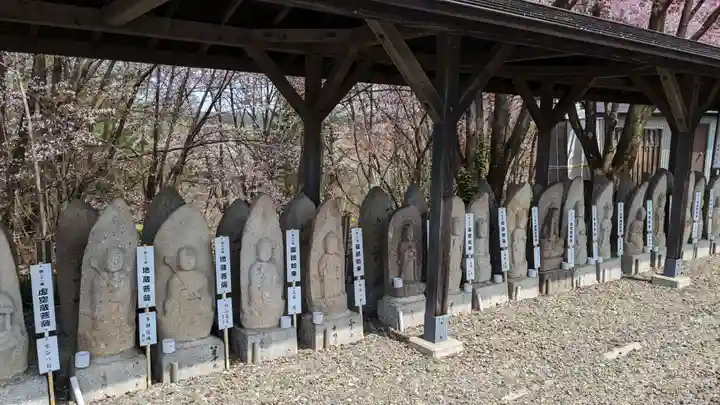 六角堂(深山峠新四国八十八ヶ所霊場)の仏像