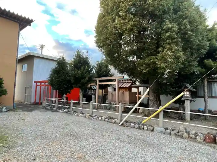 八幡神社(神社港)の{uncategorized: "未分類", other: "その他", undefined: "問題あり", building: "その他建物", grave: "お墓", sacred_gate: "鳥居", guardian: "狛犬", statue: "像", buddha: "仏像", history: "歴史", nature: "自然", garden: "庭園", animal: "動物", pagoda: "塔", temizu: "手水舎", mountain_gate: "山門・神門", sanctuary: "本殿・本堂", subordinate: "末社・摂社", art: "芸術", scenery: "景色", jizo: "地蔵", ema: "絵馬", goshuin: "御朱印", omikuji: "おみくじ", items: "授与品その他", amulet: "お守り", goshuincho: "御朱印帳", eats: "食事", festival: "お祭り", votive_dance: "神楽", shichigosan: "七五三参", wedding: "結婚式", experience: "体験その他", initially: "初詣", around: "周辺", anti_infection: "感染症対策"}