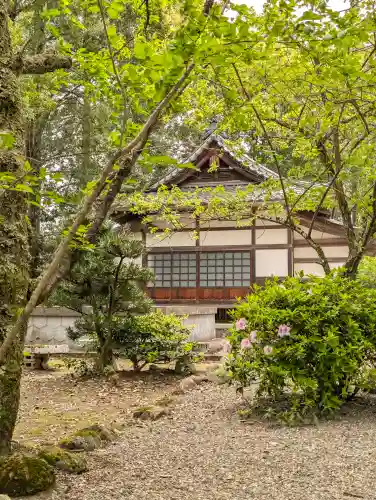 雄山神社前立社壇の{uncategorized: "未分類", other: "その他", undefined: "問題あり", building: "その他建物", grave: "お墓", sacred_gate: "鳥居", guardian: "狛犬", statue: "像", buddha: "仏像", history: "歴史", nature: "自然", garden: "庭園", animal: "動物", pagoda: "塔", temizu: "手水舎", mountain_gate: "山門・神門", sanctuary: "本殿・本堂", subordinate: "末社・摂社", art: "芸術", scenery: "景色", jizo: "地蔵", ema: "絵馬", goshuin: "御朱印", omikuji: "おみくじ", items: "授与品その他", amulet: "お守り", goshuincho: "御朱印帳", eats: "食事", festival: "お祭り", votive_dance: "神楽", shichigosan: "七五三参", wedding: "結婚式", experience: "体験その他", initially: "初詣", around: "周辺", anti_infection: "感染症対策"}