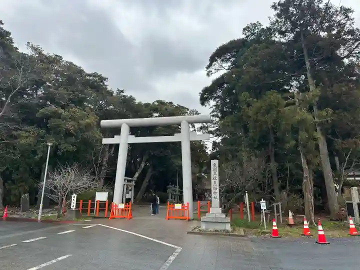 息栖神社の{uncategorized: "未分類", other: "その他", undefined: "問題あり", building: "その他建物", grave: "お墓", sacred_gate: "鳥居", guardian: "狛犬", statue: "像", buddha: "仏像", history: "歴史", nature: "自然", garden: "庭園", animal: "動物", pagoda: "塔", temizu: "手水舎", mountain_gate: "山門・神門", sanctuary: "本殿・本堂", subordinate: "末社・摂社", art: "芸術", scenery: "景色", jizo: "地蔵", ema: "絵馬", goshuin: "御朱印", omikuji: "おみくじ", items: "授与品その他", amulet: "お守り", goshuincho: "御朱印帳", eats: "食事", festival: "お祭り", votive_dance: "神楽", shichigosan: "七五三参", wedding: "結婚式", experience: "体験その他", initially: "初詣", around: "周辺", anti_infection: "感染症対策"}