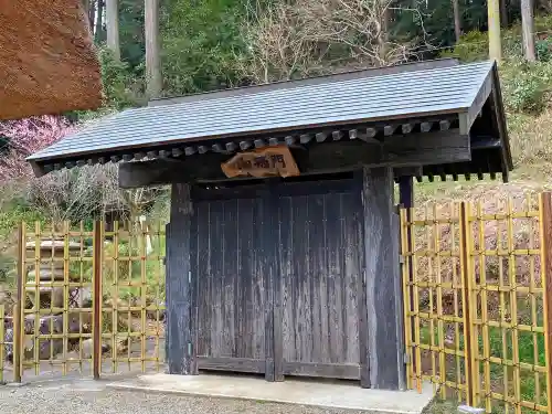 高麗神社の山門・神門