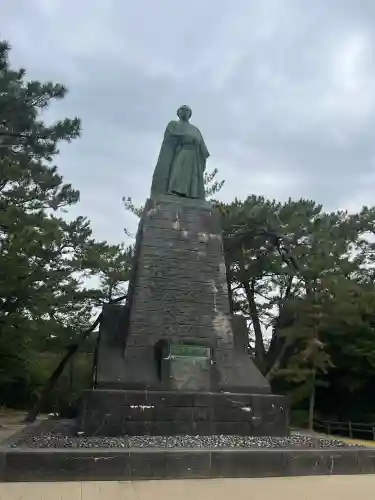 海津見神社（桂浜龍王宮）の{uncategorized: "未分類", other: "その他", undefined: "問題あり", building: "その他建物", grave: "お墓", sacred_gate: "鳥居", guardian: "狛犬", statue: "像", buddha: "仏像", history: "歴史", nature: "自然", garden: "庭園", animal: "動物", pagoda: "塔", temizu: "手水舎", mountain_gate: "山門・神門", sanctuary: "本殿・本堂", subordinate: "末社・摂社", art: "芸術", scenery: "景色", jizo: "地蔵", ema: "絵馬", goshuin: "御朱印", omikuji: "おみくじ", items: "授与品その他", amulet: "お守り", goshuincho: "御朱印帳", eats: "食事", festival: "お祭り", votive_dance: "神楽", shichigosan: "七五三参", wedding: "結婚式", experience: "体験その他", initially: "初詣", around: "周辺", anti_infection: "感染症対策"}
