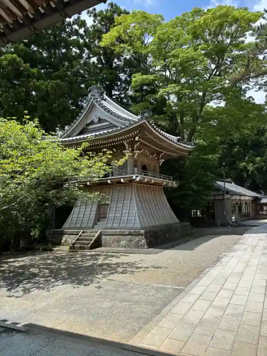 金剛證寺の{uncategorized: "未分類", other: "その他", undefined: "問題あり", building: "その他建物", grave: "お墓", sacred_gate: "鳥居", guardian: "狛犬", statue: "像", buddha: "仏像", history: "歴史", nature: "自然", garden: "庭園", animal: "動物", pagoda: "塔", temizu: "手水舎", mountain_gate: "山門・神門", sanctuary: "本殿・本堂", subordinate: "末社・摂社", art: "芸術", scenery: "景色", jizo: "地蔵", ema: "絵馬", goshuin: "御朱印", omikuji: "おみくじ", items: "授与品その他", amulet: "お守り", goshuincho: "御朱印帳", eats: "食事", festival: "お祭り", votive_dance: "神楽", shichigosan: "七五三参", wedding: "結婚式", experience: "体験その他", initially: "初詣", around: "周辺", anti_infection: "感染症対策"}