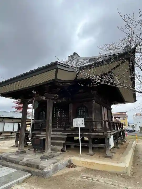 瀧寿山 普門院 観音寺の{uncategorized: "未分類", other: "その他", undefined: "問題あり", building: "その他建物", grave: "お墓", sacred_gate: "鳥居", guardian: "狛犬", statue: "像", buddha: "仏像", history: "歴史", nature: "自然", garden: "庭園", animal: "動物", pagoda: "塔", temizu: "手水舎", mountain_gate: "山門・神門", sanctuary: "本殿・本堂", subordinate: "末社・摂社", art: "芸術", scenery: "景色", jizo: "地蔵", ema: "絵馬", goshuin: "御朱印", omikuji: "おみくじ", items: "授与品その他", amulet: "お守り", goshuincho: "御朱印帳", eats: "食事", festival: "お祭り", votive_dance: "神楽", shichigosan: "七五三参", wedding: "結婚式", experience: "体験その他", initially: "初詣", around: "周辺", anti_infection: "感染症対策"}