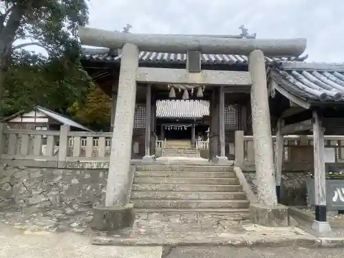 湊口神社の{uncategorized: "未分類", other: "その他", undefined: "問題あり", building: "その他建物", grave: "お墓", sacred_gate: "鳥居", guardian: "狛犬", statue: "像", buddha: "仏像", history: "歴史", nature: "自然", garden: "庭園", animal: "動物", pagoda: "塔", temizu: "手水舎", mountain_gate: "山門・神門", sanctuary: "本殿・本堂", subordinate: "末社・摂社", art: "芸術", scenery: "景色", jizo: "地蔵", ema: "絵馬", goshuin: "御朱印", omikuji: "おみくじ", items: "授与品その他", amulet: "お守り", goshuincho: "御朱印帳", eats: "食事", festival: "お祭り", votive_dance: "神楽", shichigosan: "七五三参", wedding: "結婚式", experience: "体験その他", initially: "初詣", around: "周辺", anti_infection: "感染症対策"}