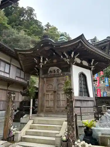 青岸渡寺の{uncategorized: "未分類", other: "その他", undefined: "問題あり", building: "その他建物", grave: "お墓", sacred_gate: "鳥居", guardian: "狛犬", statue: "像", buddha: "仏像", history: "歴史", nature: "自然", garden: "庭園", animal: "動物", pagoda: "塔", temizu: "手水舎", mountain_gate: "山門・神門", sanctuary: "本殿・本堂", subordinate: "末社・摂社", art: "芸術", scenery: "景色", jizo: "地蔵", ema: "絵馬", goshuin: "御朱印", omikuji: "おみくじ", items: "授与品その他", amulet: "お守り", goshuincho: "御朱印帳", eats: "食事", festival: "お祭り", votive_dance: "神楽", shichigosan: "七五三参", wedding: "結婚式", experience: "体験その他", initially: "初詣", around: "周辺", anti_infection: "感染症対策"}