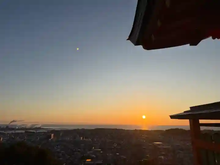 神倉神社(熊野速玉大社摂社)の{uncategorized: "未分類", other: "その他", undefined: "問題あり", building: "その他建物", grave: "お墓", sacred_gate: "鳥居", guardian: "狛犬", statue: "像", buddha: "仏像", history: "歴史", nature: "自然", garden: "庭園", animal: "動物", pagoda: "塔", temizu: "手水舎", mountain_gate: "山門・神門", sanctuary: "本殿・本堂", subordinate: "末社・摂社", art: "芸術", scenery: "景色", jizo: "地蔵", ema: "絵馬", goshuin: "御朱印", omikuji: "おみくじ", items: "授与品その他", amulet: "お守り", goshuincho: "御朱印帳", eats: "食事", festival: "お祭り", votive_dance: "神楽", shichigosan: "七五三参", wedding: "結婚式", experience: "体験その他", initially: "初詣", around: "周辺", anti_infection: "感染症対策"}