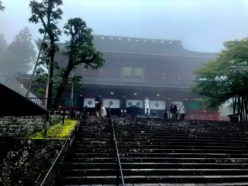日光山輪王寺三仏堂の{uncategorized: "未分類", other: "その他", undefined: "問題あり", building: "その他建物", grave: "お墓", sacred_gate: "鳥居", guardian: "狛犬", statue: "像", buddha: "仏像", history: "歴史", nature: "自然", garden: "庭園", animal: "動物", pagoda: "塔", temizu: "手水舎", mountain_gate: "山門・神門", sanctuary: "本殿・本堂", subordinate: "末社・摂社", art: "芸術", scenery: "景色", jizo: "地蔵", ema: "絵馬", goshuin: "御朱印", omikuji: "おみくじ", items: "授与品その他", amulet: "お守り", goshuincho: "御朱印帳", eats: "食事", festival: "お祭り", votive_dance: "神楽", shichigosan: "七五三参", wedding: "結婚式", experience: "体験その他", initially: "初詣", around: "周辺", anti_infection: "感染症対策"}