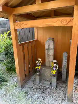 本光寺の{uncategorized: "未分類", other: "その他", undefined: "問題あり", building: "その他建物", grave: "お墓", sacred_gate: "鳥居", guardian: "狛犬", statue: "像", buddha: "仏像", history: "歴史", nature: "自然", garden: "庭園", animal: "動物", pagoda: "塔", temizu: "手水舎", mountain_gate: "山門・神門", sanctuary: "本殿・本堂", subordinate: "末社・摂社", art: "芸術", scenery: "景色", jizo: "地蔵", ema: "絵馬", goshuin: "御朱印", omikuji: "おみくじ", items: "授与品その他", amulet: "お守り", goshuincho: "御朱印帳", eats: "食事", festival: "お祭り", votive_dance: "神楽", shichigosan: "七五三参", wedding: "結婚式", experience: "体験その他", initially: "初詣", around: "周辺", anti_infection: "感染症対策"}