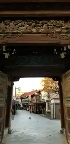 題経寺（柴又帝釈天）の山門・神門