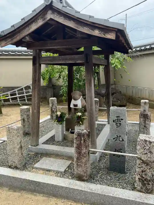 達磨寺の{uncategorized: "未分類", other: "その他", undefined: "問題あり", building: "その他建物", grave: "お墓", sacred_gate: "鳥居", guardian: "狛犬", statue: "像", buddha: "仏像", history: "歴史", nature: "自然", garden: "庭園", animal: "動物", pagoda: "塔", temizu: "手水舎", mountain_gate: "山門・神門", sanctuary: "本殿・本堂", subordinate: "末社・摂社", art: "芸術", scenery: "景色", jizo: "地蔵", ema: "絵馬", goshuin: "御朱印", omikuji: "おみくじ", items: "授与品その他", amulet: "お守り", goshuincho: "御朱印帳", eats: "食事", festival: "お祭り", votive_dance: "神楽", shichigosan: "七五三参", wedding: "結婚式", experience: "体験その他", initially: "初詣", around: "周辺", anti_infection: "感染症対策"}