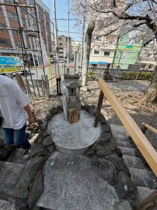 浅草富士浅間神社の{uncategorized: "未分類", other: "その他", undefined: "問題あり", building: "その他建物", grave: "お墓", sacred_gate: "鳥居", guardian: "狛犬", statue: "像", buddha: "仏像", history: "歴史", nature: "自然", garden: "庭園", animal: "動物", pagoda: "塔", temizu: "手水舎", mountain_gate: "山門・神門", sanctuary: "本殿・本堂", subordinate: "末社・摂社", art: "芸術", scenery: "景色", jizo: "地蔵", ema: "絵馬", goshuin: "御朱印", omikuji: "おみくじ", items: "授与品その他", amulet: "お守り", goshuincho: "御朱印帳", eats: "食事", festival: "お祭り", votive_dance: "神楽", shichigosan: "七五三参", wedding: "結婚式", experience: "体験その他", initially: "初詣", around: "周辺", anti_infection: "感染症対策"}