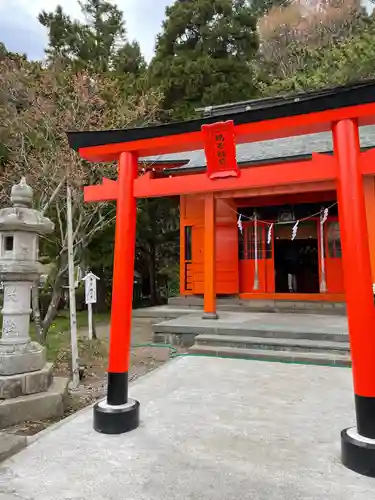 鶴若稲荷神社の鳥居