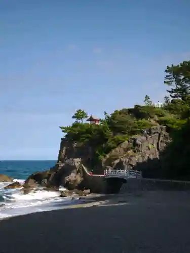 海津見神社（桂浜龍王宮）の{uncategorized: "未分類", other: "その他", undefined: "問題あり", building: "その他建物", grave: "お墓", sacred_gate: "鳥居", guardian: "狛犬", statue: "像", buddha: "仏像", history: "歴史", nature: "自然", garden: "庭園", animal: "動物", pagoda: "塔", temizu: "手水舎", mountain_gate: "山門・神門", sanctuary: "本殿・本堂", subordinate: "末社・摂社", art: "芸術", scenery: "景色", jizo: "地蔵", ema: "絵馬", goshuin: "御朱印", omikuji: "おみくじ", items: "授与品その他", amulet: "お守り", goshuincho: "御朱印帳", eats: "食事", festival: "お祭り", votive_dance: "神楽", shichigosan: "七五三参", wedding: "結婚式", experience: "体験その他", initially: "初詣", around: "周辺", anti_infection: "感染症対策"}