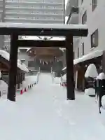 札幌祖霊神社の{uncategorized: "未分類", other: "その他", undefined: "問題あり", building: "その他建物", grave: "お墓", sacred_gate: "鳥居", guardian: "狛犬", statue: "像", buddha: "仏像", history: "歴史", nature: "自然", garden: "庭園", animal: "動物", pagoda: "塔", temizu: "手水舎", mountain_gate: "山門・神門", sanctuary: "本殿・本堂", subordinate: "末社・摂社", art: "芸術", scenery: "景色", jizo: "地蔵", ema: "絵馬", goshuin: "御朱印", omikuji: "おみくじ", items: "授与品その他", amulet: "お守り", goshuincho: "御朱印帳", eats: "食事", festival: "お祭り", votive_dance: "神楽", shichigosan: "七五三参", wedding: "結婚式", experience: "体験その他", initially: "初詣", around: "周辺", anti_infection: "感染症対策"}
