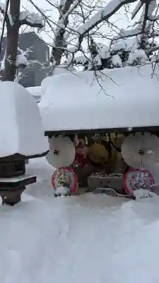 札幌諏訪神社の{uncategorized: "未分類", other: "その他", undefined: "問題あり", building: "その他建物", grave: "お墓", sacred_gate: "鳥居", guardian: "狛犬", statue: "像", buddha: "仏像", history: "歴史", nature: "自然", garden: "庭園", animal: "動物", pagoda: "塔", temizu: "手水舎", mountain_gate: "山門・神門", sanctuary: "本殿・本堂", subordinate: "末社・摂社", art: "芸術", scenery: "景色", jizo: "地蔵", ema: "絵馬", goshuin: "御朱印", omikuji: "おみくじ", items: "授与品その他", amulet: "お守り", goshuincho: "御朱印帳", eats: "食事", festival: "お祭り", votive_dance: "神楽", shichigosan: "七五三参", wedding: "結婚式", experience: "体験その他", initially: "初詣", around: "周辺", anti_infection: "感染症対策"}