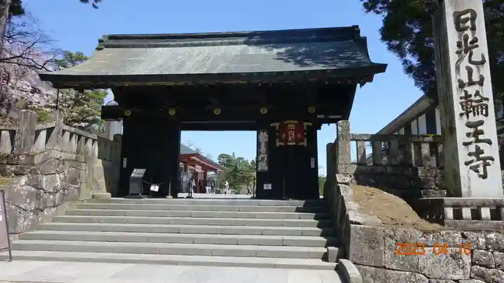 日光山輪王寺三仏堂の山門・神門