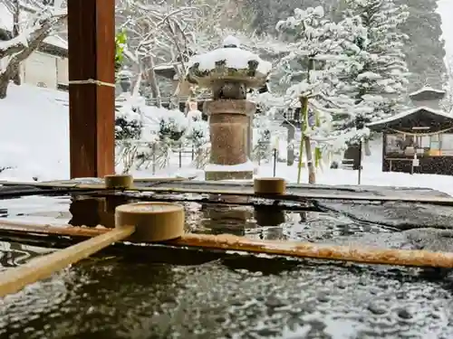 土津神社｜こどもと出世の神さまの手水舎