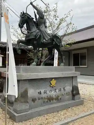 味鋺神社の像