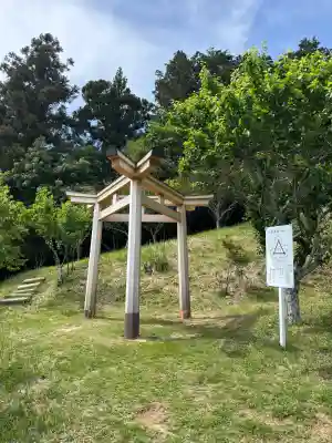 谷崎天神社の{uncategorized: "未分類", other: "その他", undefined: "問題あり", building: "その他建物", grave: "お墓", sacred_gate: "鳥居", guardian: "狛犬", statue: "像", buddha: "仏像", history: "歴史", nature: "自然", garden: "庭園", animal: "動物", pagoda: "塔", temizu: "手水舎", mountain_gate: "山門・神門", sanctuary: "本殿・本堂", subordinate: "末社・摂社", art: "芸術", scenery: "景色", jizo: "地蔵", ema: "絵馬", goshuin: "御朱印", omikuji: "おみくじ", items: "授与品その他", amulet: "お守り", goshuincho: "御朱印帳", eats: "食事", festival: "お祭り", votive_dance: "神楽", shichigosan: "七五三参", wedding: "結婚式", experience: "体験その他", initially: "初詣", around: "周辺", anti_infection: "感染症対策"}