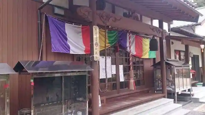 仁比山地蔵院の本殿・本堂