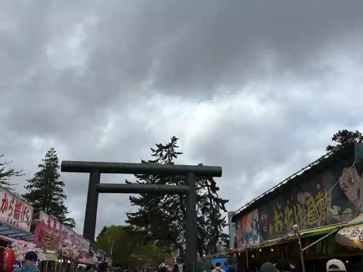 青森縣護國神社の{uncategorized: "未分類", other: "その他", undefined: "問題あり", building: "その他建物", grave: "お墓", sacred_gate: "鳥居", guardian: "狛犬", statue: "像", buddha: "仏像", history: "歴史", nature: "自然", garden: "庭園", animal: "動物", pagoda: "塔", temizu: "手水舎", mountain_gate: "山門・神門", sanctuary: "本殿・本堂", subordinate: "末社・摂社", art: "芸術", scenery: "景色", jizo: "地蔵", ema: "絵馬", goshuin: "御朱印", omikuji: "おみくじ", items: "授与品その他", amulet: "お守り", goshuincho: "御朱印帳", eats: "食事", festival: "お祭り", votive_dance: "神楽", shichigosan: "七五三参", wedding: "結婚式", experience: "体験その他", initially: "初詣", around: "周辺", anti_infection: "感染症対策"}