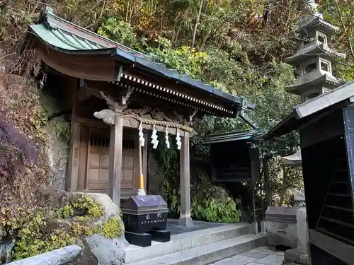 銭洗弁財天宇賀福神社の末社・摂社