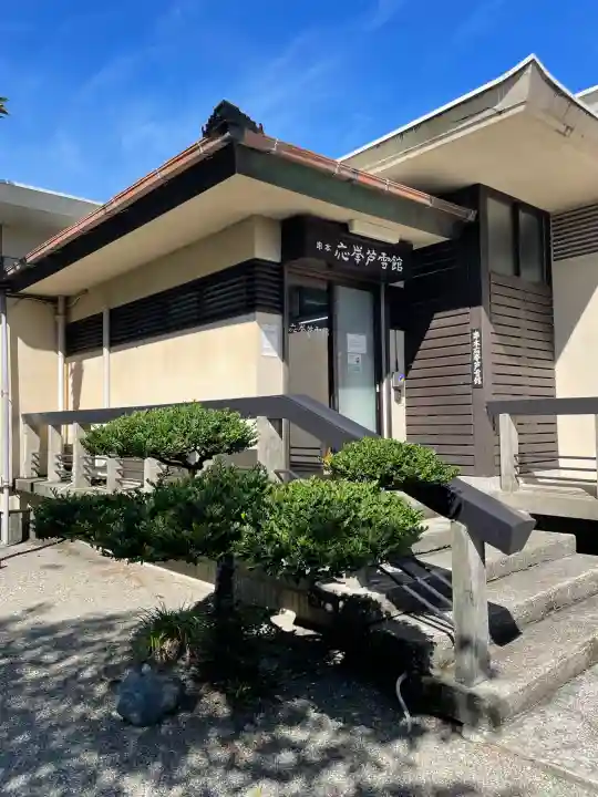 無量寺の{uncategorized: "未分類", other: "その他", undefined: "問題あり", building: "その他建物", grave: "お墓", sacred_gate: "鳥居", guardian: "狛犬", statue: "像", buddha: "仏像", history: "歴史", nature: "自然", garden: "庭園", animal: "動物", pagoda: "塔", temizu: "手水舎", mountain_gate: "山門・神門", sanctuary: "本殿・本堂", subordinate: "末社・摂社", art: "芸術", scenery: "景色", jizo: "地蔵", ema: "絵馬", goshuin: "御朱印", omikuji: "おみくじ", items: "授与品その他", amulet: "お守り", goshuincho: "御朱印帳", eats: "食事", festival: "お祭り", votive_dance: "神楽", shichigosan: "七五三参", wedding: "結婚式", experience: "体験その他", initially: "初詣", around: "周辺", anti_infection: "感染症対策"}