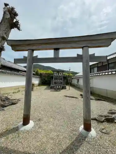 神御前神社（大神神社摂社）の{uncategorized: "未分類", other: "その他", undefined: "問題あり", building: "その他建物", grave: "お墓", sacred_gate: "鳥居", guardian: "狛犬", statue: "像", buddha: "仏像", history: "歴史", nature: "自然", garden: "庭園", animal: "動物", pagoda: "塔", temizu: "手水舎", mountain_gate: "山門・神門", sanctuary: "本殿・本堂", subordinate: "末社・摂社", art: "芸術", scenery: "景色", jizo: "地蔵", ema: "絵馬", goshuin: "御朱印", omikuji: "おみくじ", items: "授与品その他", amulet: "お守り", goshuincho: "御朱印帳", eats: "食事", festival: "お祭り", votive_dance: "神楽", shichigosan: "七五三参", wedding: "結婚式", experience: "体験その他", initially: "初詣", around: "周辺", anti_infection: "感染症対策"}