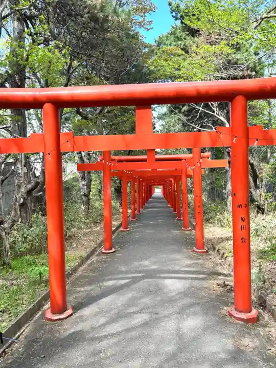札幌伏見稲荷神社の{uncategorized: "未分類", other: "その他", undefined: "問題あり", building: "その他建物", grave: "お墓", sacred_gate: "鳥居", guardian: "狛犬", statue: "像", buddha: "仏像", history: "歴史", nature: "自然", garden: "庭園", animal: "動物", pagoda: "塔", temizu: "手水舎", mountain_gate: "山門・神門", sanctuary: "本殿・本堂", subordinate: "末社・摂社", art: "芸術", scenery: "景色", jizo: "地蔵", ema: "絵馬", goshuin: "御朱印", omikuji: "おみくじ", items: "授与品その他", amulet: "お守り", goshuincho: "御朱印帳", eats: "食事", festival: "お祭り", votive_dance: "神楽", shichigosan: "七五三参", wedding: "結婚式", experience: "体験その他", initially: "初詣", around: "周辺", anti_infection: "感染症対策"}