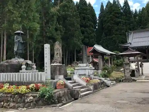 国上寺の像