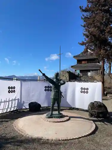 眞田神社の像