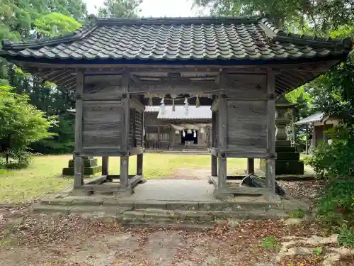 六所神社の{uncategorized: "未分類", other: "その他", undefined: "問題あり", building: "その他建物", grave: "お墓", sacred_gate: "鳥居", guardian: "狛犬", statue: "像", buddha: "仏像", history: "歴史", nature: "自然", garden: "庭園", animal: "動物", pagoda: "塔", temizu: "手水舎", mountain_gate: "山門・神門", sanctuary: "本殿・本堂", subordinate: "末社・摂社", art: "芸術", scenery: "景色", jizo: "地蔵", ema: "絵馬", goshuin: "御朱印", omikuji: "おみくじ", items: "授与品その他", amulet: "お守り", goshuincho: "御朱印帳", eats: "食事", festival: "お祭り", votive_dance: "神楽", shichigosan: "七五三参", wedding: "結婚式", experience: "体験その他", initially: "初詣", around: "周辺", anti_infection: "感染症対策"}