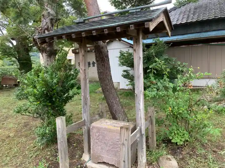 神明社の手水舎