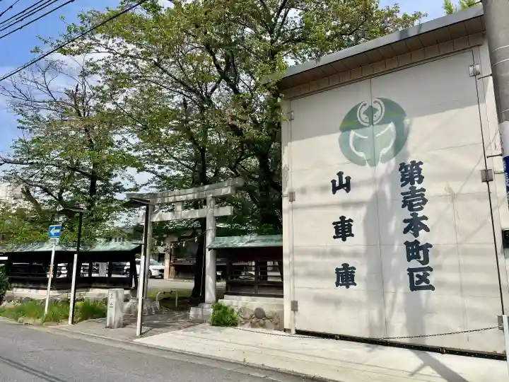 千形神社の{uncategorized: "未分類", other: "その他", undefined: "問題あり", building: "その他建物", grave: "お墓", sacred_gate: "鳥居", guardian: "狛犬", statue: "像", buddha: "仏像", history: "歴史", nature: "自然", garden: "庭園", animal: "動物", pagoda: "塔", temizu: "手水舎", mountain_gate: "山門・神門", sanctuary: "本殿・本堂", subordinate: "末社・摂社", art: "芸術", scenery: "景色", jizo: "地蔵", ema: "絵馬", goshuin: "御朱印", omikuji: "おみくじ", items: "授与品その他", amulet: "お守り", goshuincho: "御朱印帳", eats: "食事", festival: "お祭り", votive_dance: "神楽", shichigosan: "七五三参", wedding: "結婚式", experience: "体験その他", initially: "初詣", around: "周辺", anti_infection: "感染症対策"}