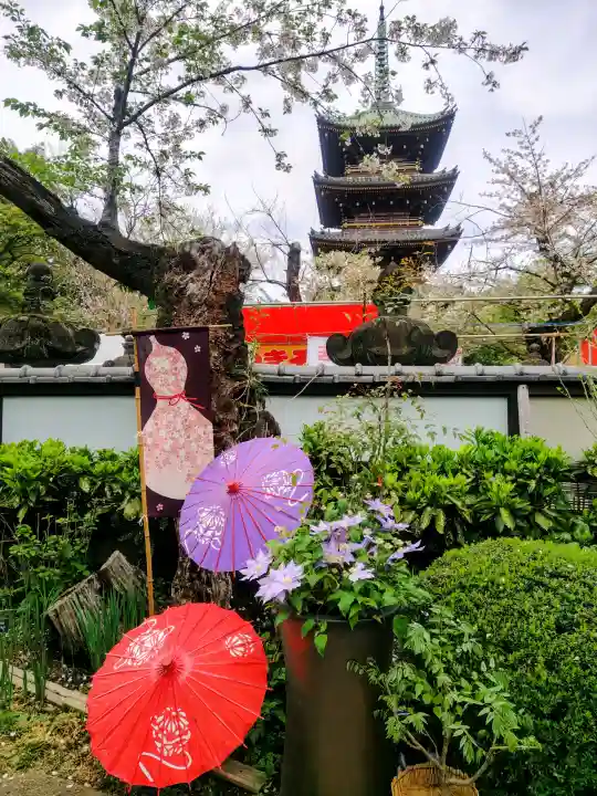 上野東照宮の{uncategorized: "未分類", other: "その他", undefined: "問題あり", building: "その他建物", grave: "お墓", sacred_gate: "鳥居", guardian: "狛犬", statue: "像", buddha: "仏像", history: "歴史", nature: "自然", garden: "庭園", animal: "動物", pagoda: "塔", temizu: "手水舎", mountain_gate: "山門・神門", sanctuary: "本殿・本堂", subordinate: "末社・摂社", art: "芸術", scenery: "景色", jizo: "地蔵", ema: "絵馬", goshuin: "御朱印", omikuji: "おみくじ", items: "授与品その他", amulet: "お守り", goshuincho: "御朱印帳", eats: "食事", festival: "お祭り", votive_dance: "神楽", shichigosan: "七五三参", wedding: "結婚式", experience: "体験その他", initially: "初詣", around: "周辺", anti_infection: "感染症対策"}