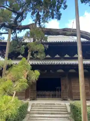 大徳寺の{uncategorized: "未分類", other: "その他", undefined: "問題あり", building: "その他建物", grave: "お墓", sacred_gate: "鳥居", guardian: "狛犬", statue: "像", buddha: "仏像", history: "歴史", nature: "自然", garden: "庭園", animal: "動物", pagoda: "塔", temizu: "手水舎", mountain_gate: "山門・神門", sanctuary: "本殿・本堂", subordinate: "末社・摂社", art: "芸術", scenery: "景色", jizo: "地蔵", ema: "絵馬", goshuin: "御朱印", omikuji: "おみくじ", items: "授与品その他", amulet: "お守り", goshuincho: "御朱印帳", eats: "食事", festival: "お祭り", votive_dance: "神楽", shichigosan: "七五三参", wedding: "結婚式", experience: "体験その他", initially: "初詣", around: "周辺", anti_infection: "感染症対策"}