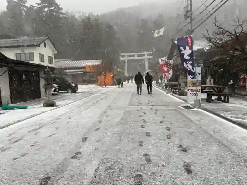 諏訪大社の{uncategorized: "未分類", other: "その他", undefined: "問題あり", building: "その他建物", grave: "お墓", sacred_gate: "鳥居", guardian: "狛犬", statue: "像", buddha: "仏像", history: "歴史", nature: "自然", garden: "庭園", animal: "動物", pagoda: "塔", temizu: "手水舎", mountain_gate: "山門・神門", sanctuary: "本殿・本堂", subordinate: "末社・摂社", art: "芸術", scenery: "景色", jizo: "地蔵", ema: "絵馬", goshuin: "御朱印", omikuji: "おみくじ", items: "授与品その他", amulet: "お守り", goshuincho: "御朱印帳", eats: "食事", festival: "お祭り", votive_dance: "神楽", shichigosan: "七五三参", wedding: "結婚式", experience: "体験その他", initially: "初詣", around: "周辺", anti_infection: "感染症対策"}