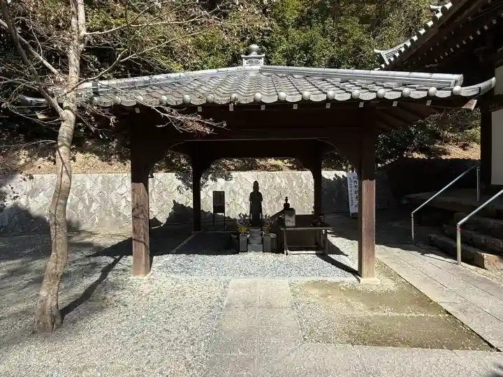 根来寺の{uncategorized: "未分類", other: "その他", undefined: "問題あり", building: "その他建物", grave: "お墓", sacred_gate: "鳥居", guardian: "狛犬", statue: "像", buddha: "仏像", history: "歴史", nature: "自然", garden: "庭園", animal: "動物", pagoda: "塔", temizu: "手水舎", mountain_gate: "山門・神門", sanctuary: "本殿・本堂", subordinate: "末社・摂社", art: "芸術", scenery: "景色", jizo: "地蔵", ema: "絵馬", goshuin: "御朱印", omikuji: "おみくじ", items: "授与品その他", amulet: "お守り", goshuincho: "御朱印帳", eats: "食事", festival: "お祭り", votive_dance: "神楽", shichigosan: "七五三参", wedding: "結婚式", experience: "体験その他", initially: "初詣", around: "周辺", anti_infection: "感染症対策"}