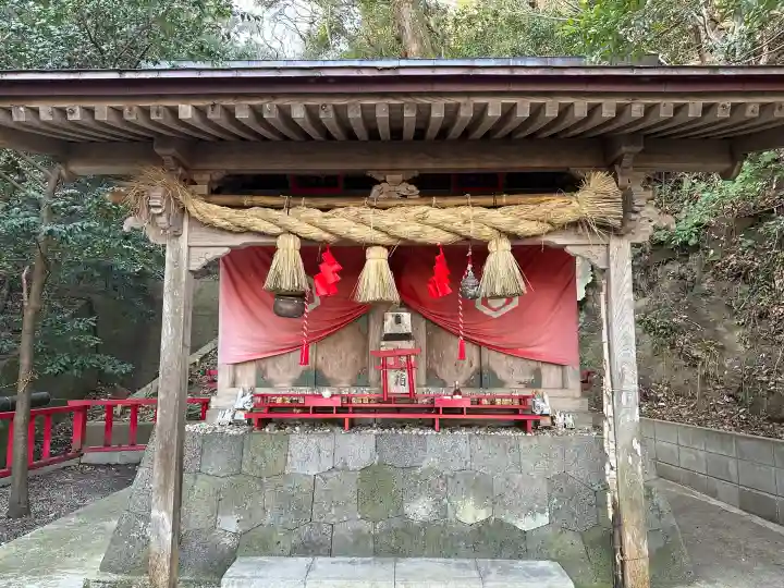 三社神社の{uncategorized: "未分類", other: "その他", undefined: "問題あり", building: "その他建物", grave: "お墓", sacred_gate: "鳥居", guardian: "狛犬", statue: "像", buddha: "仏像", history: "歴史", nature: "自然", garden: "庭園", animal: "動物", pagoda: "塔", temizu: "手水舎", mountain_gate: "山門・神門", sanctuary: "本殿・本堂", subordinate: "末社・摂社", art: "芸術", scenery: "景色", jizo: "地蔵", ema: "絵馬", goshuin: "御朱印", omikuji: "おみくじ", items: "授与品その他", amulet: "お守り", goshuincho: "御朱印帳", eats: "食事", festival: "お祭り", votive_dance: "神楽", shichigosan: "七五三参", wedding: "結婚式", experience: "体験その他", initially: "初詣", around: "周辺", anti_infection: "感染症対策"}