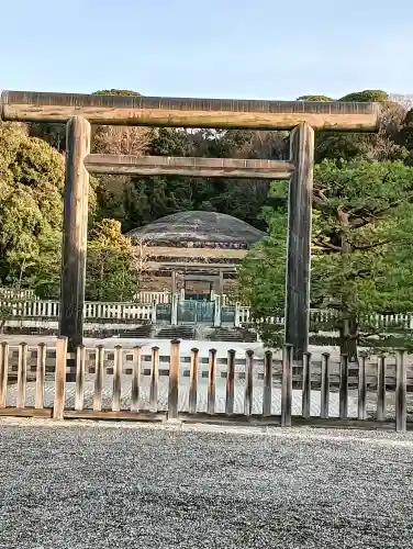 明治天皇伏見桃山陵の{uncategorized: "未分類", other: "その他", undefined: "問題あり", building: "その他建物", grave: "お墓", sacred_gate: "鳥居", guardian: "狛犬", statue: "像", buddha: "仏像", history: "歴史", nature: "自然", garden: "庭園", animal: "動物", pagoda: "塔", temizu: "手水舎", mountain_gate: "山門・神門", sanctuary: "本殿・本堂", subordinate: "末社・摂社", art: "芸術", scenery: "景色", jizo: "地蔵", ema: "絵馬", goshuin: "御朱印", omikuji: "おみくじ", items: "授与品その他", amulet: "お守り", goshuincho: "御朱印帳", eats: "食事", festival: "お祭り", votive_dance: "神楽", shichigosan: "七五三参", wedding: "結婚式", experience: "体験その他", initially: "初詣", around: "周辺", anti_infection: "感染症対策"}