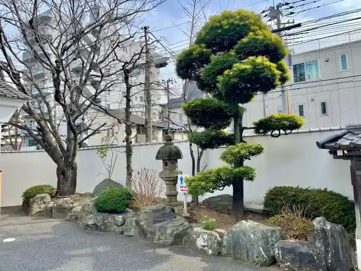 重願寺の{uncategorized: "未分類", other: "その他", undefined: "問題あり", building: "その他建物", grave: "お墓", sacred_gate: "鳥居", guardian: "狛犬", statue: "像", buddha: "仏像", history: "歴史", nature: "自然", garden: "庭園", animal: "動物", pagoda: "塔", temizu: "手水舎", mountain_gate: "山門・神門", sanctuary: "本殿・本堂", subordinate: "末社・摂社", art: "芸術", scenery: "景色", jizo: "地蔵", ema: "絵馬", goshuin: "御朱印", omikuji: "おみくじ", items: "授与品その他", amulet: "お守り", goshuincho: "御朱印帳", eats: "食事", festival: "お祭り", votive_dance: "神楽", shichigosan: "七五三参", wedding: "結婚式", experience: "体験その他", initially: "初詣", around: "周辺", anti_infection: "感染症対策"}